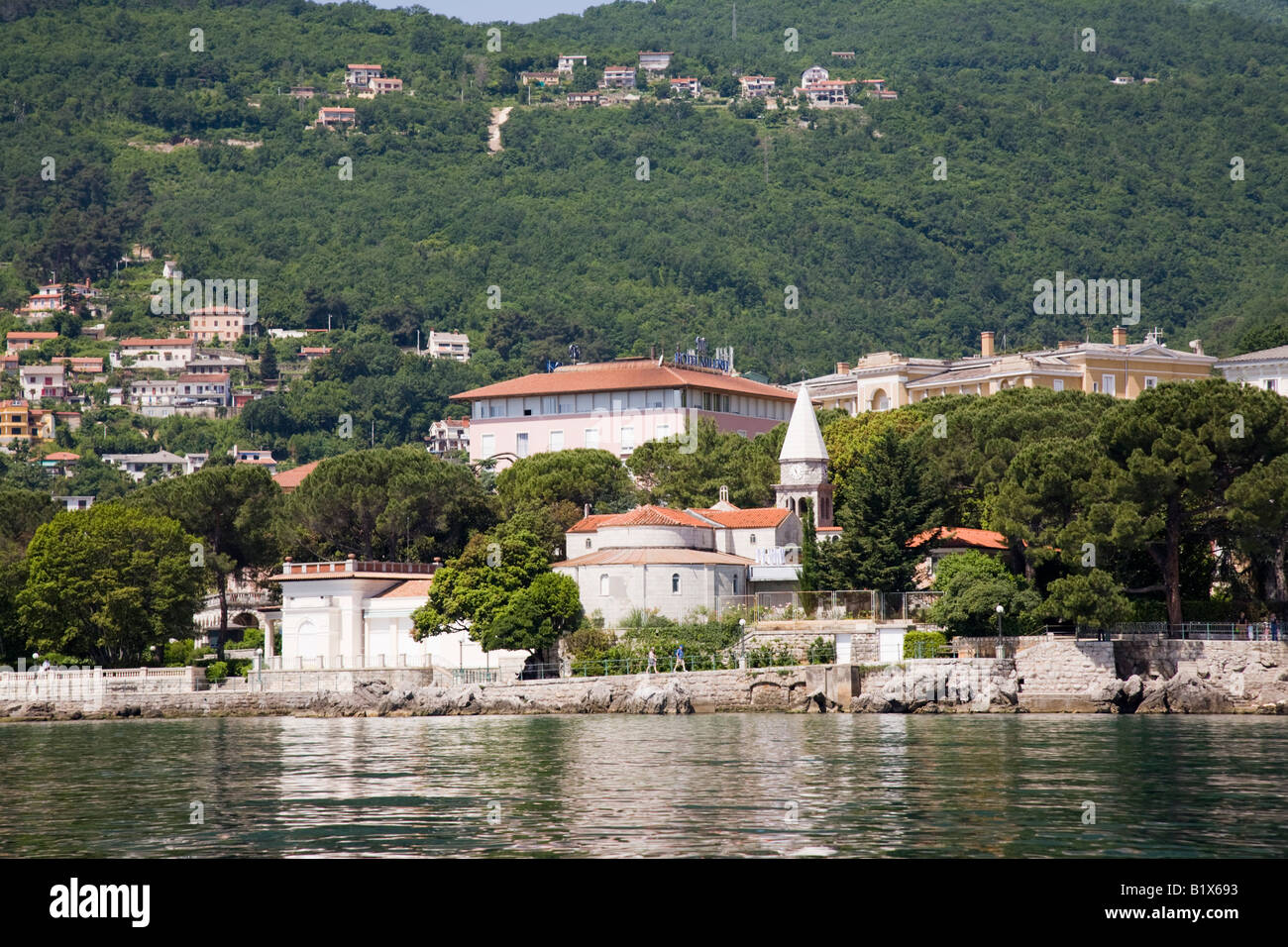 Opatija Istria Croazia vista Offshore della vecchia Saint Jacob s chiesa di San Jacob s Park Svetog Jakova Foto Stock