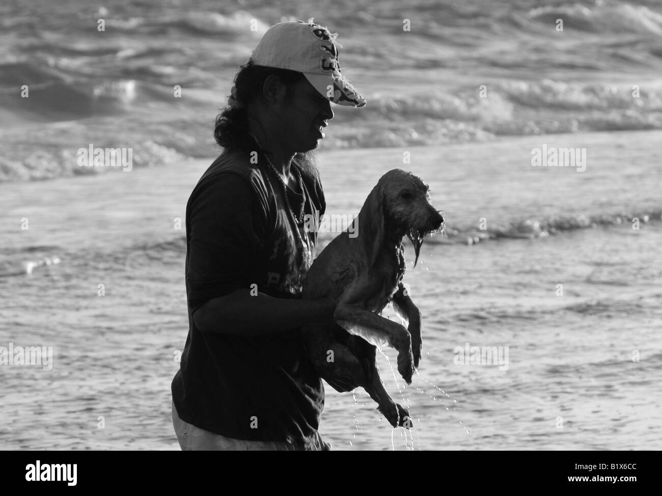 Happy dog con un più felice proprietario, rayong spiaggia , della Thailandia Foto Stock