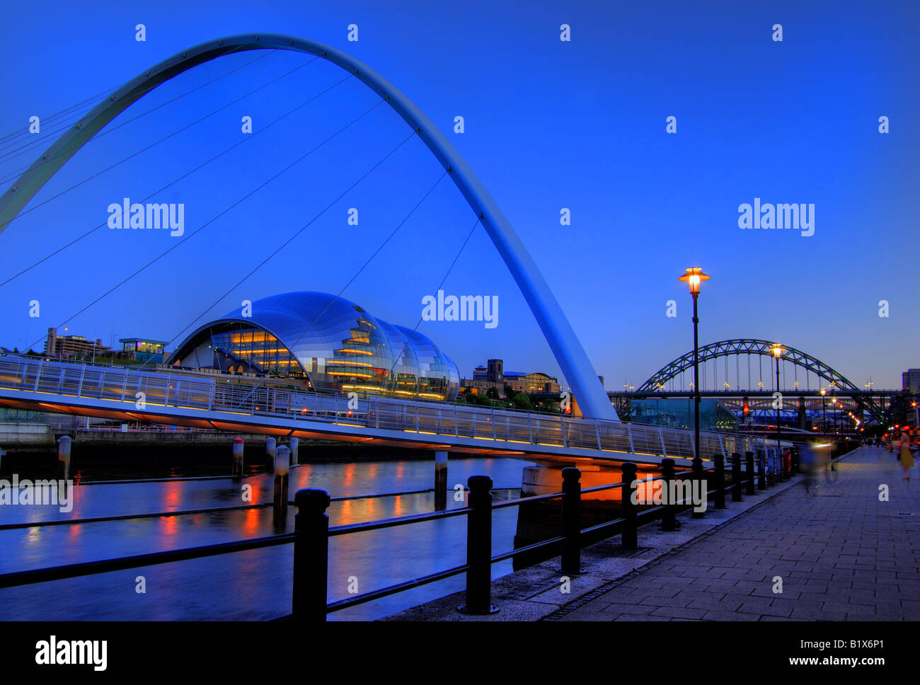 Millennium Bridge Newcastle upon Tyne, Gateshead, Tyne & Wear. Noto anche come il lampeggiante occhio Bridge. Foto Stock