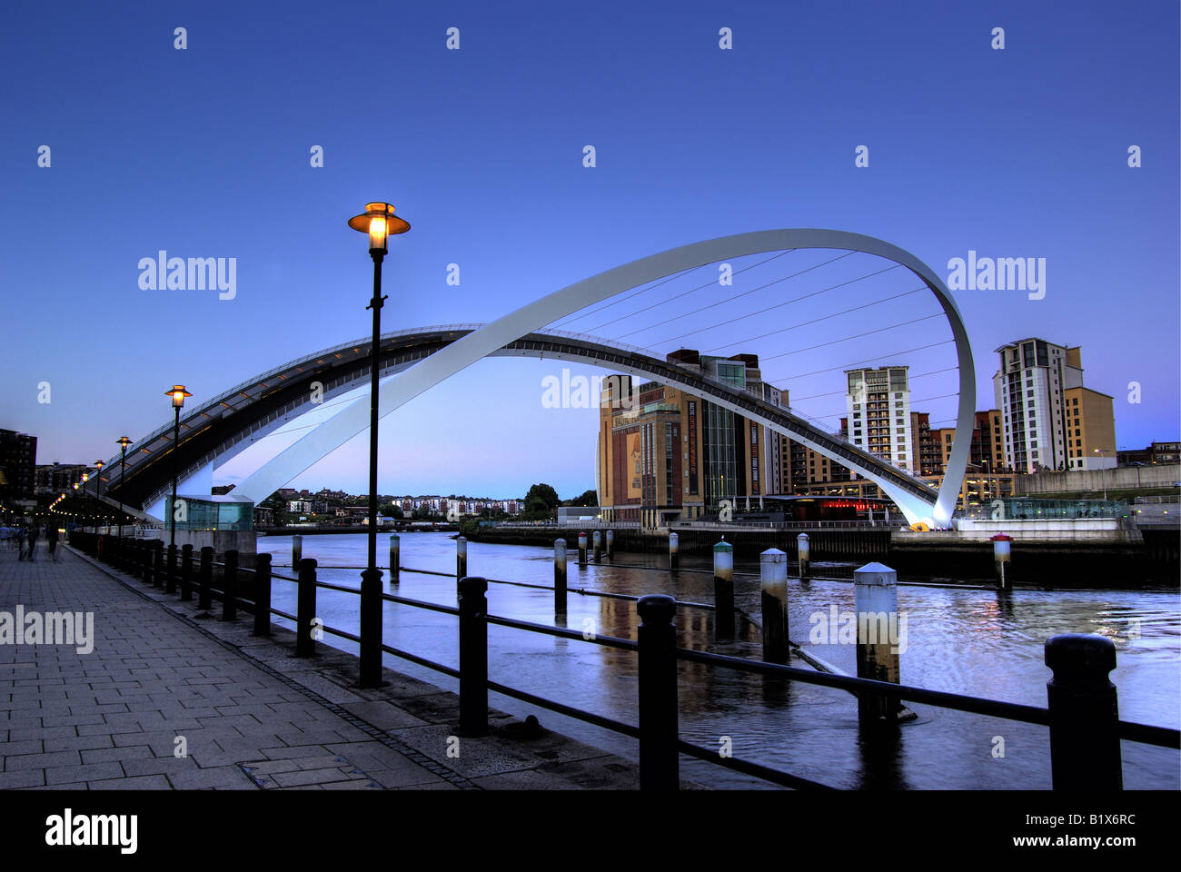 Millennium Bridge Newcastle upon Tyne, Gateshead, Tyne & Wear. Noto anche come il lampeggiante occhio Bridge. (Mostrato in posizione aperta) Foto Stock