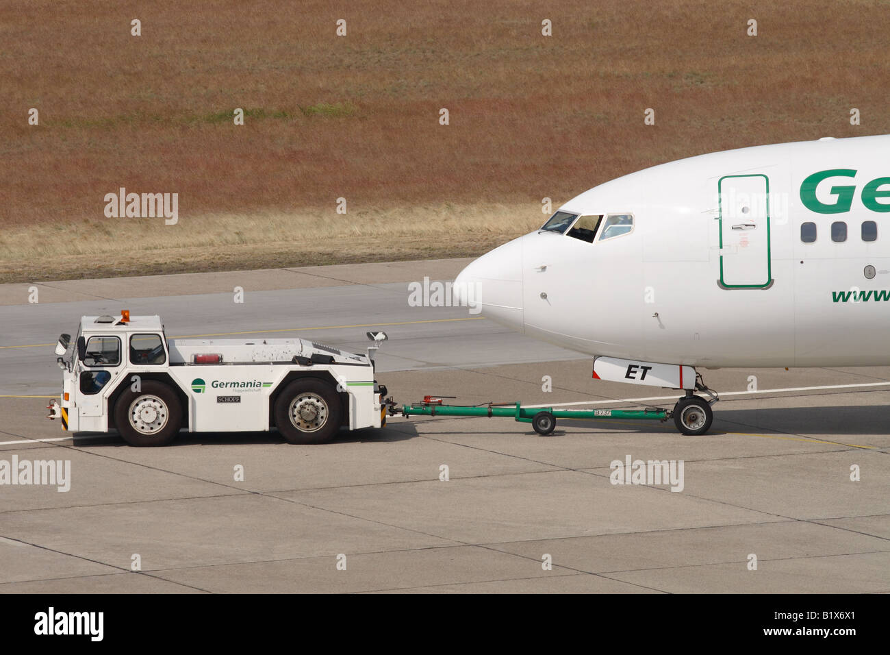 Germania airline Boeing 737 aereo jet aerei essendo spinto da un aeroporto rimorchiatore di traino del veicolo trattore Foto Stock
