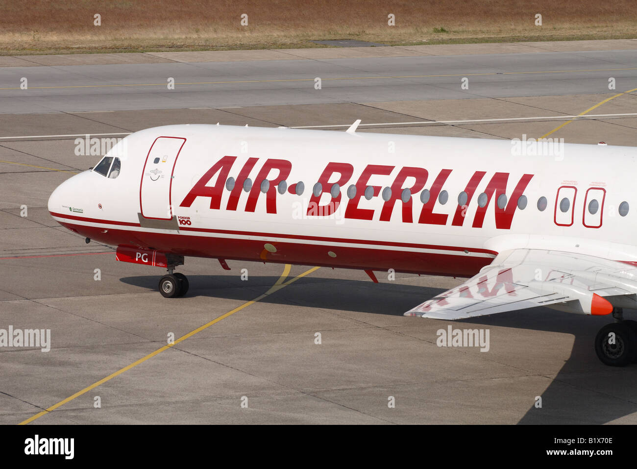 Air Berlin Fokker 100 bilancio basso costo jet passeggeri delle compagnie aeree commerciali piano aereo taxying presso l'aeroporto Tegel di Berlino Germania Foto Stock
