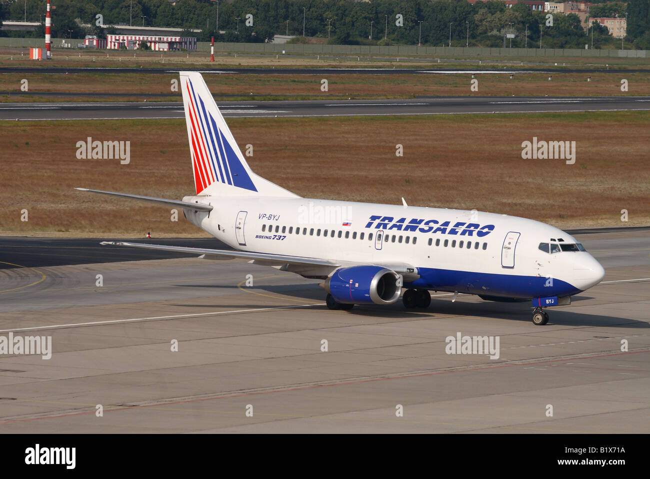 Transaero Boeing 737 russo a basso costo a getto di bilancio commerciale aereo compagnia aerea piano taxying presso l'aeroporto Tegel di Berlino Germania Foto Stock