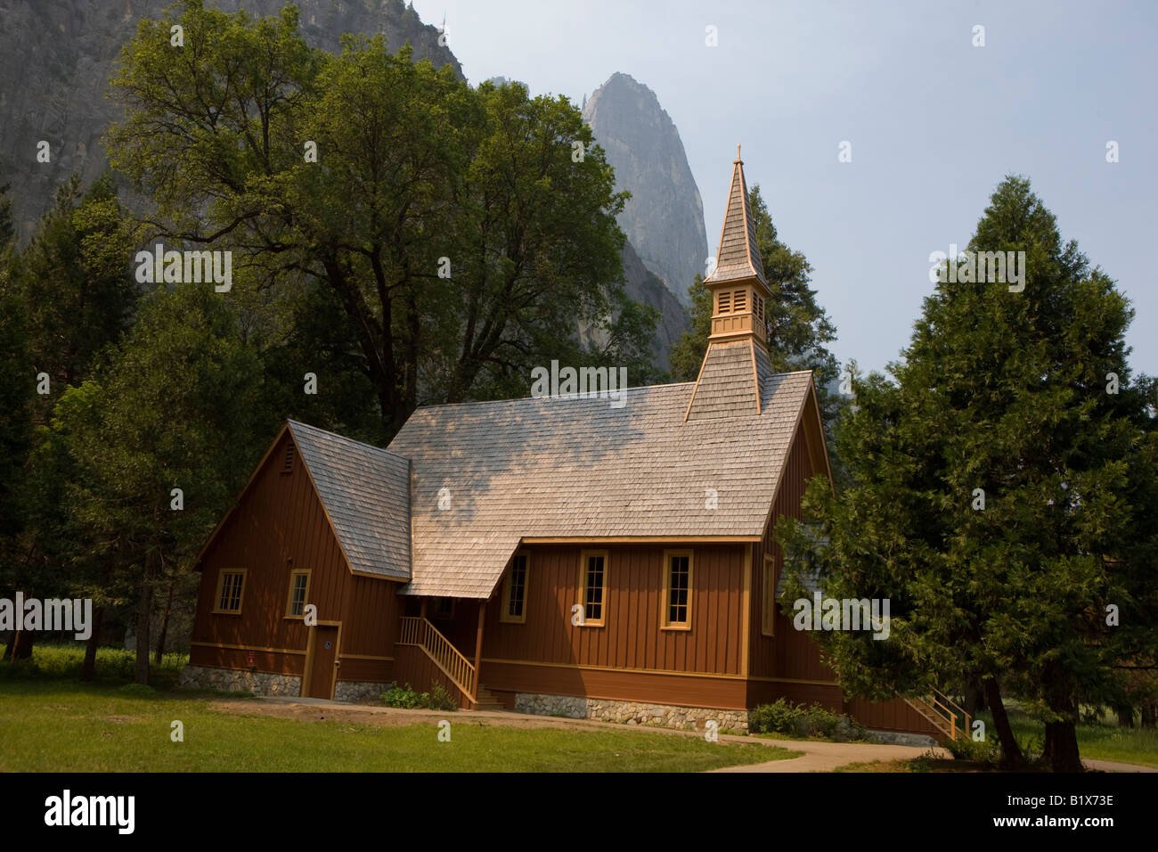 Il parco nazionale di Yosemite Cappella con Cathedral Rocks in background, Yosemite National Park, California, Stati Uniti d'America. Foto Stock