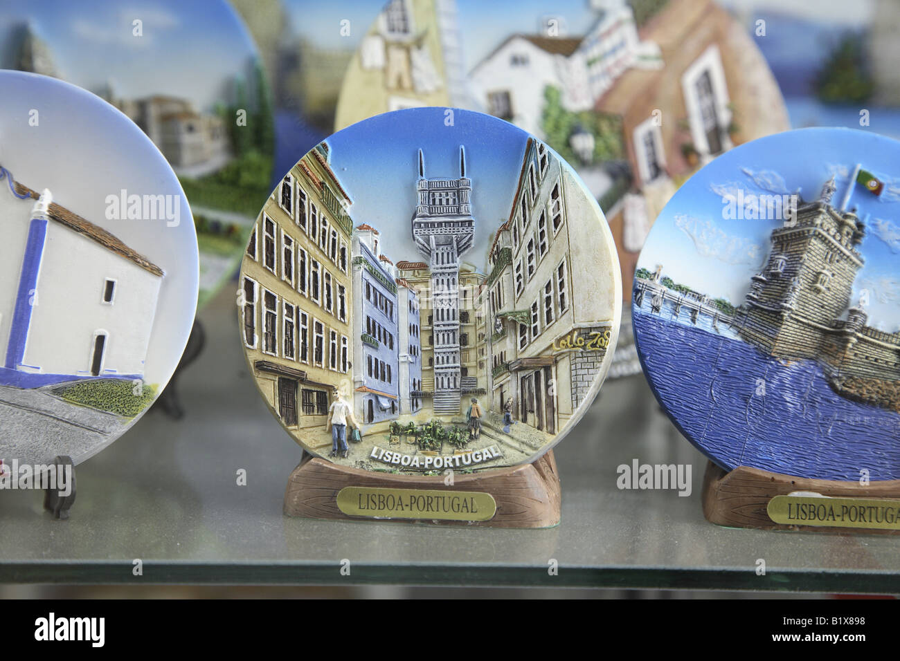 Elevador de Santa Justa a Lisbona sulla piastra di Souvenir, Portogallo Foto Stock