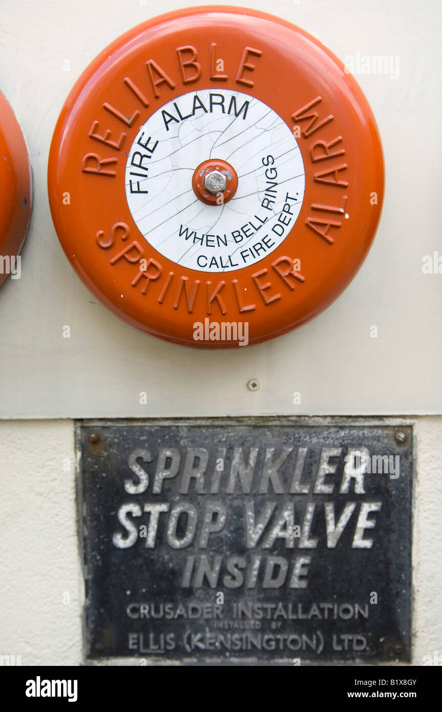 Rosso fuoco il campanello di allarme sprinkler con valvola di arresto di emergenza di segno anello guida di panico 1 di 3 Foto Stock