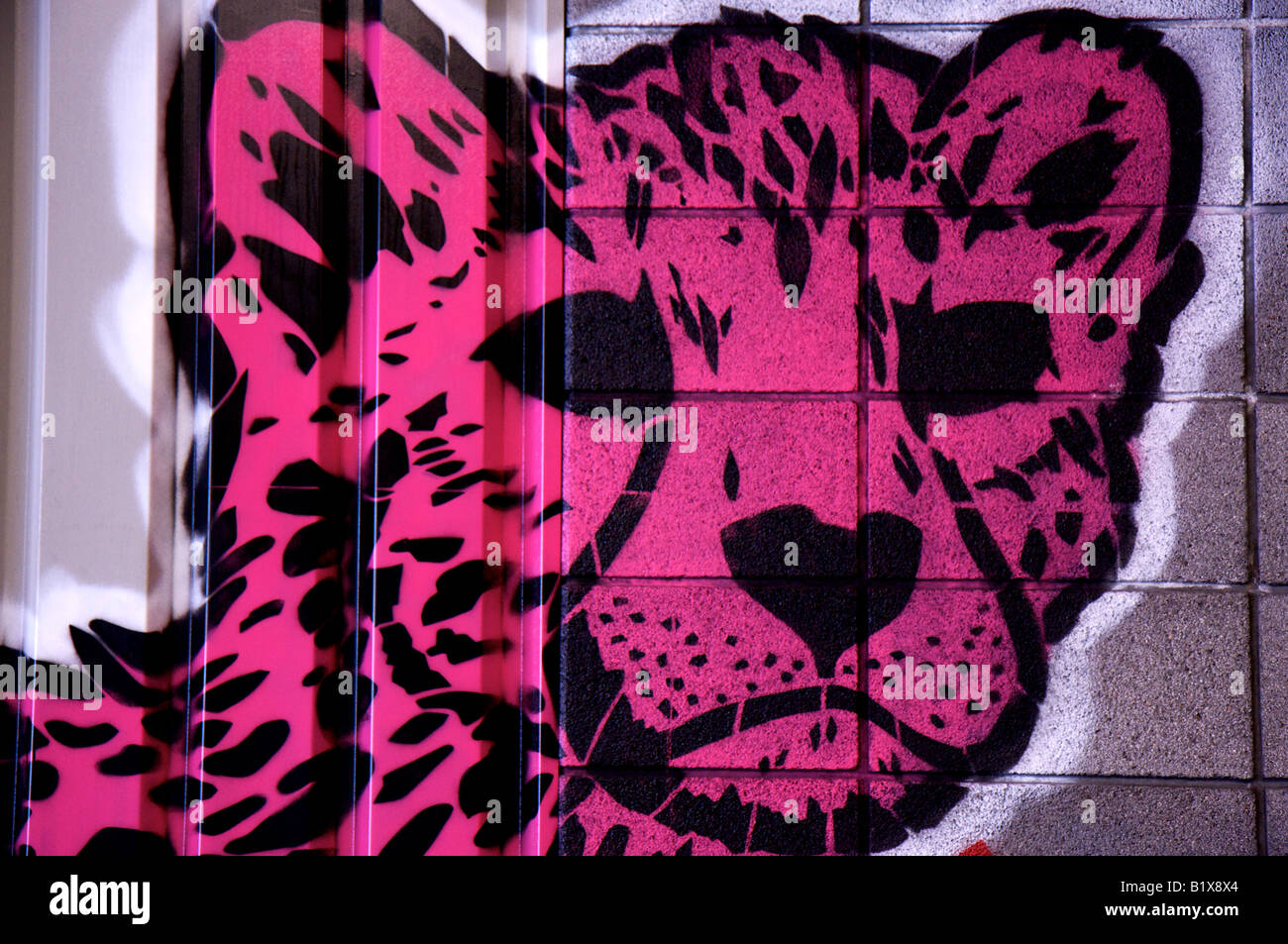 Graffiti di rosa ghepardo cub sulla parete di Leake Street, Waterloo, London, Regno Unito Foto Stock