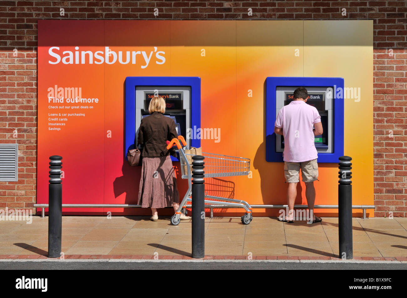 Supermercato Sainsburys foro della parete le macchine di contanti e gli utenti Foto Stock