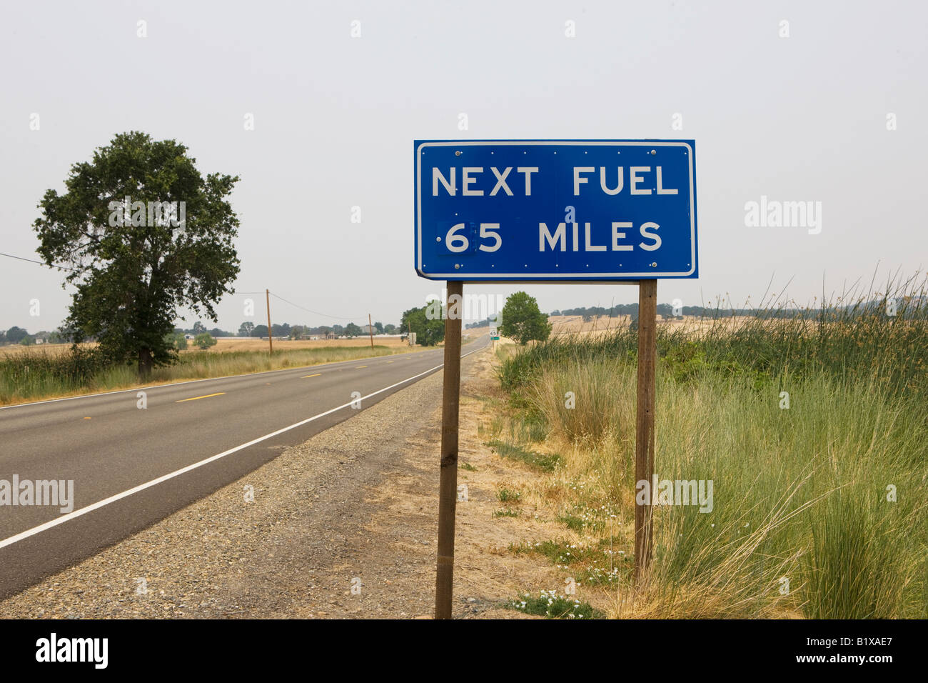 Autostrada cartello stradale che indica 'carburante successiva 65 Miglia' vicino Red Bluff, California, Stati Uniti d'America. Foto Stock