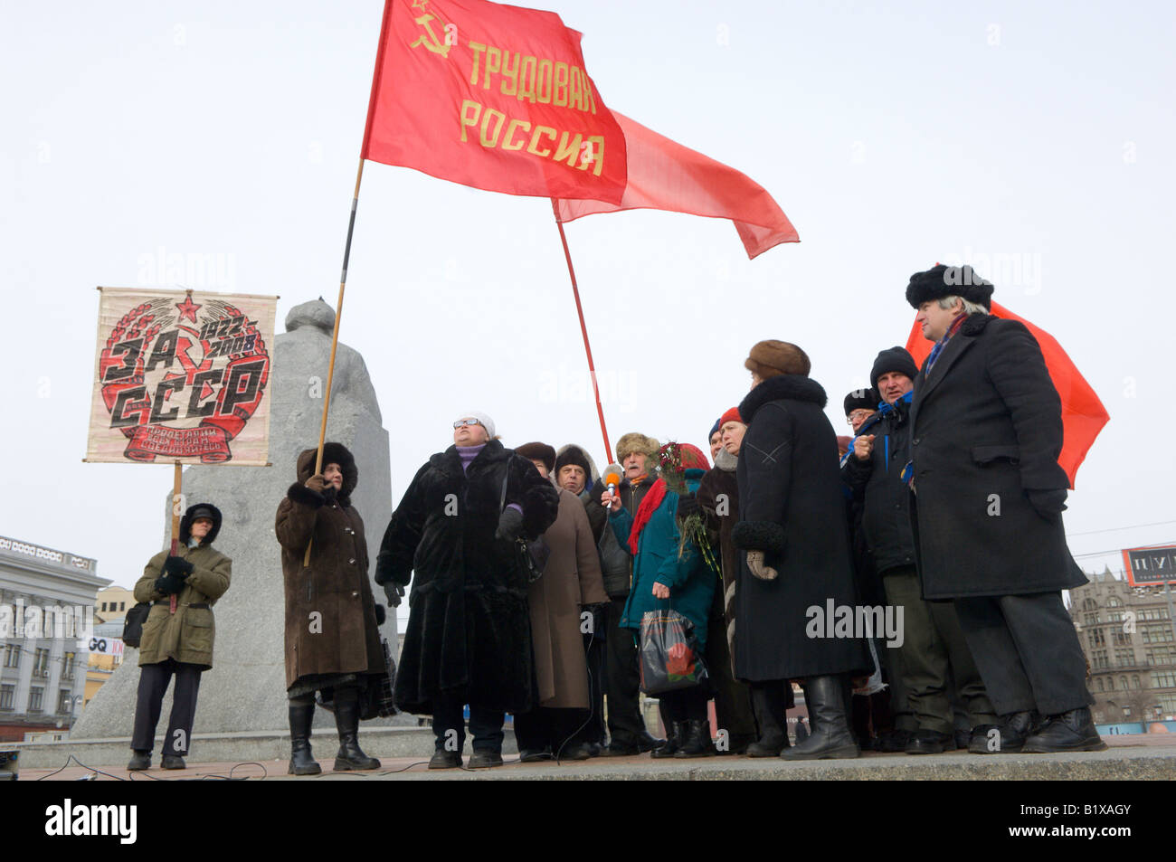 I membri anziani del Partito Comunista tenere una dimostrazione a Piazza della Rivoluzione Mosca Russia Foto Stock