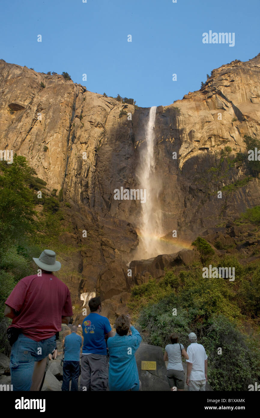 I turisti lo sguardo al Bridalveil Fall, Yosemite National Park, California, Stati Uniti d'America. Foto Stock