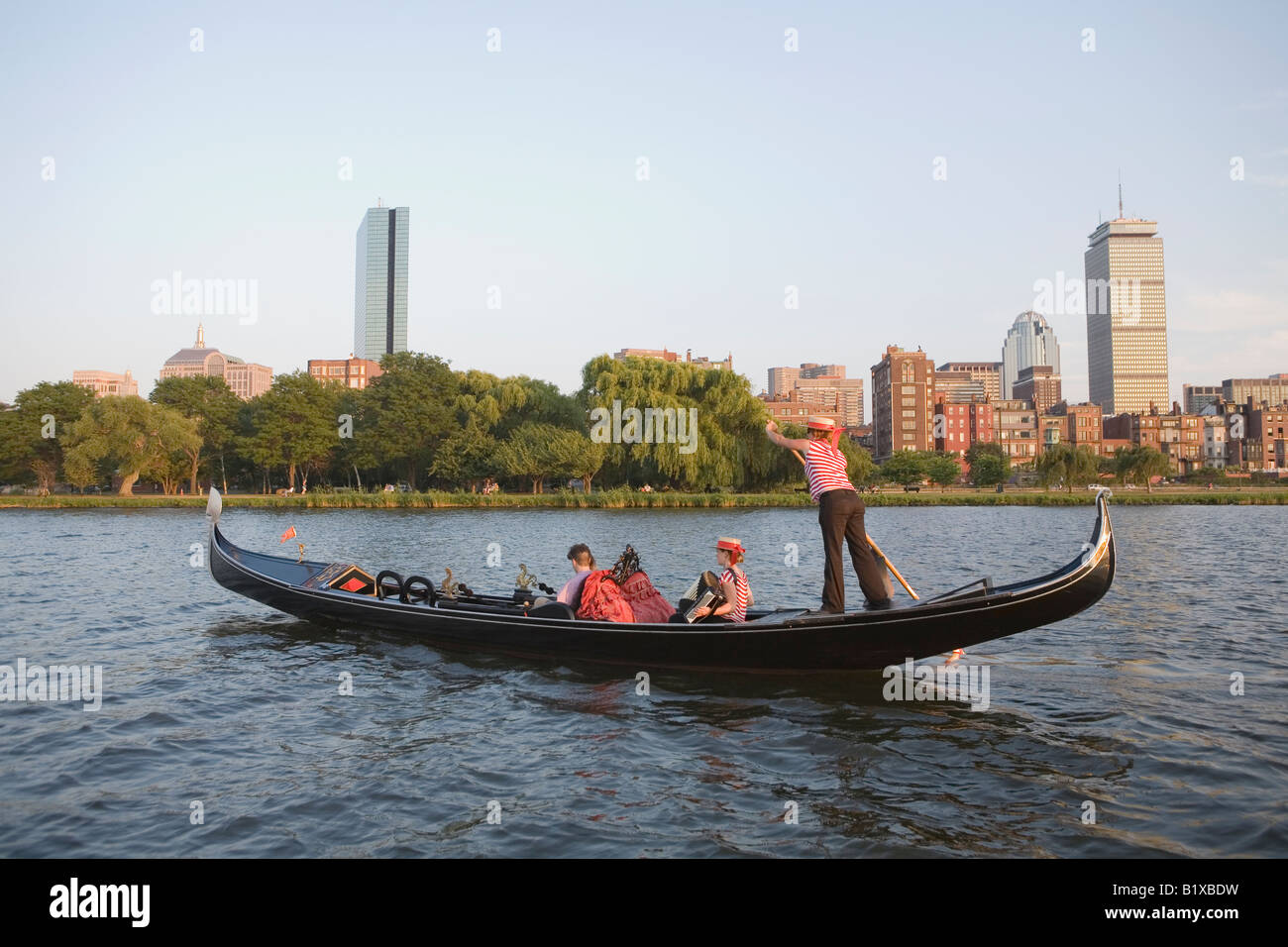 Metà adulto giovane che viaggiano in una gondola Foto Stock