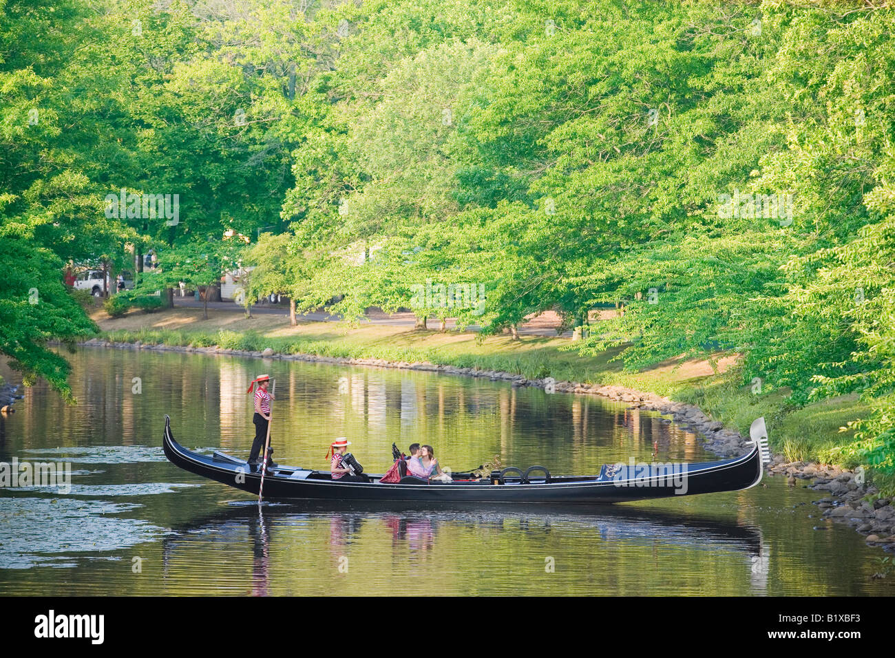 Metà adulto giovane che viaggiano in una gondola Foto Stock