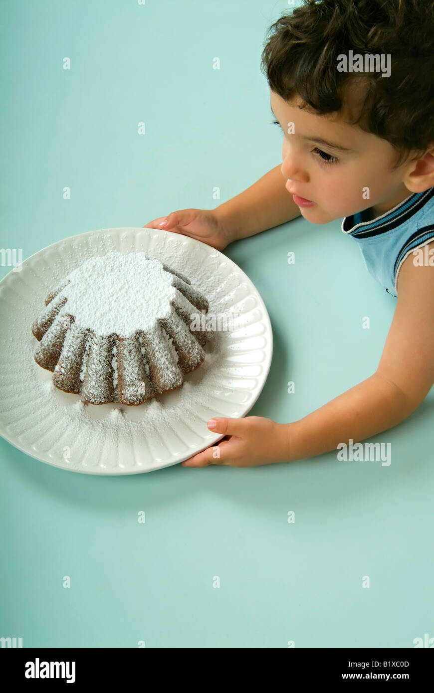 Bambino e torta di caffè Foto Stock