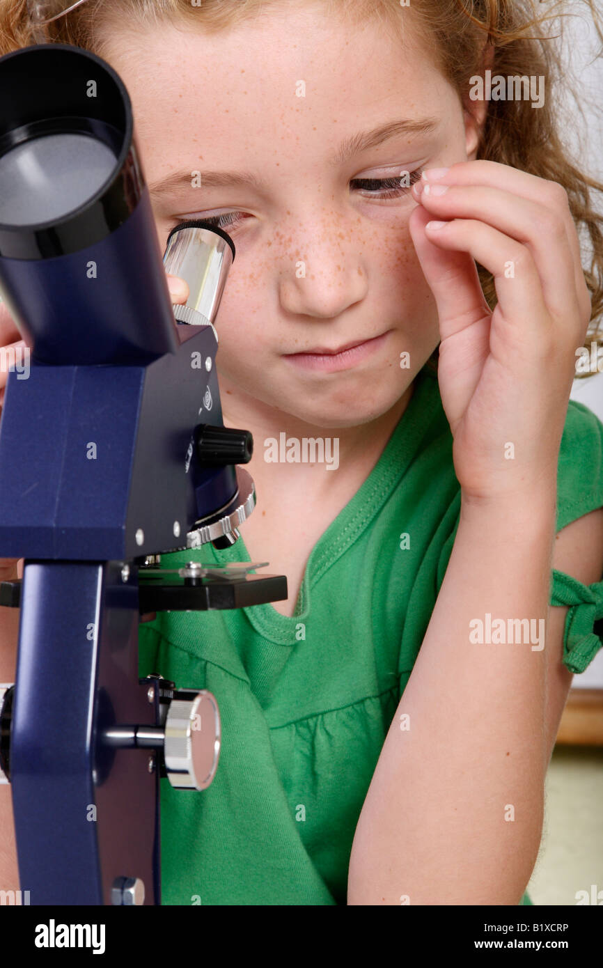 Fotografia di stock di uno studente utilizzando un microscopio Foto Stock