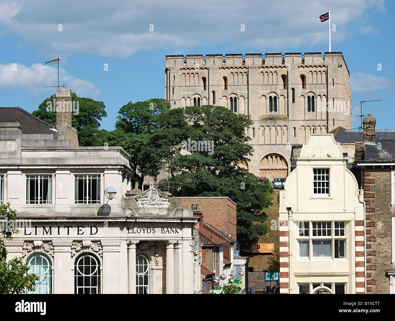 Norwich Castle e la Lloyds Bank building sulla passeggiata di gentiluomini norfolk England Regno Unito Foto Stock