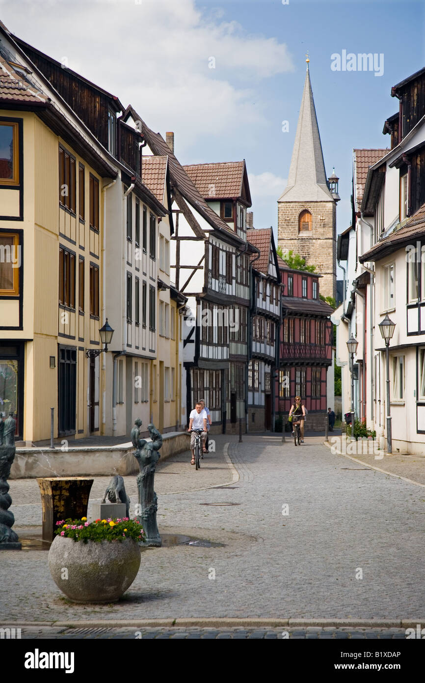 Quedlinburg, Germania, metà case con travi di legno e chiesa townscape Foto Stock