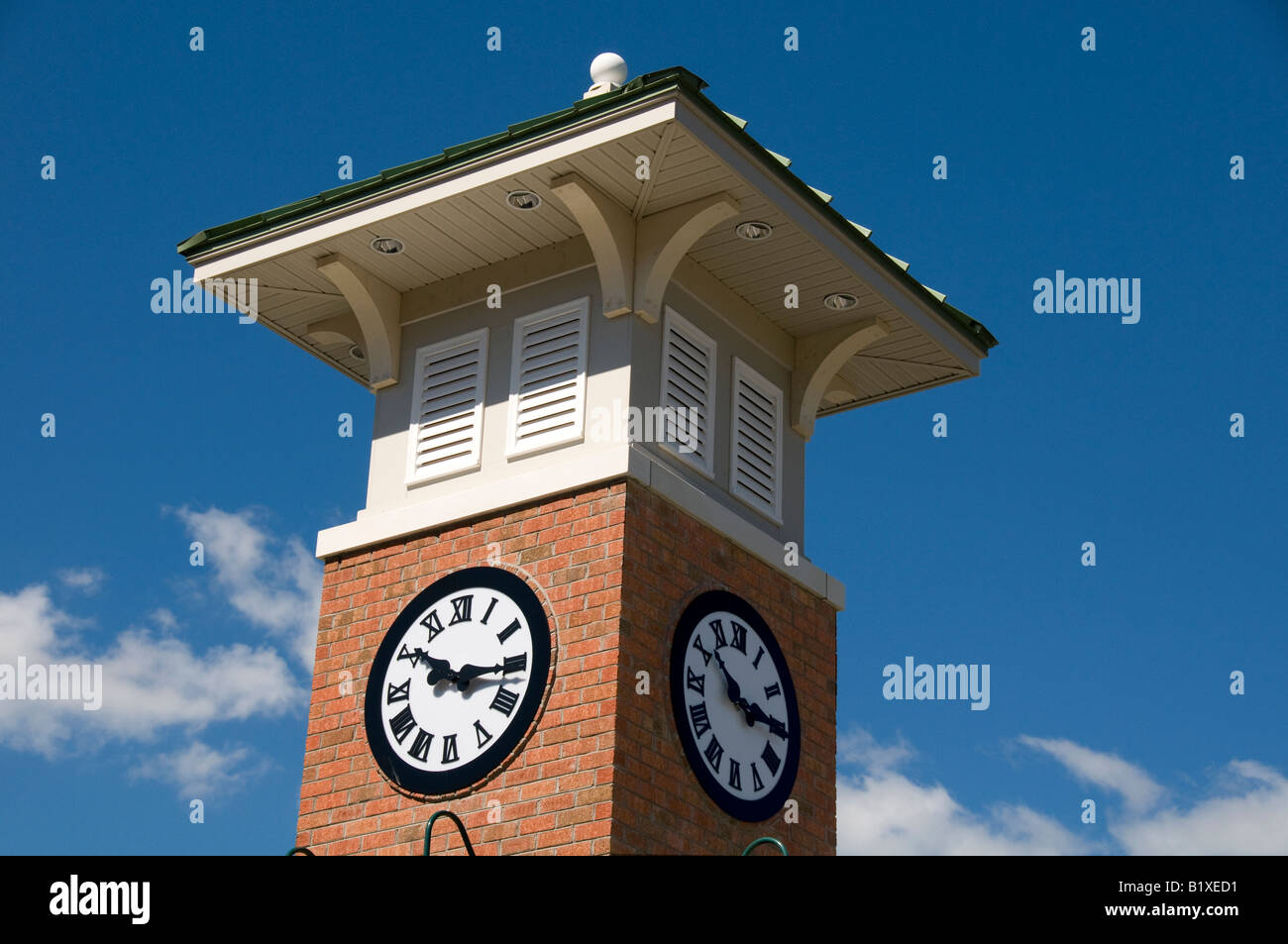 Torre dell orologio contro il cielo blu. Foto Stock