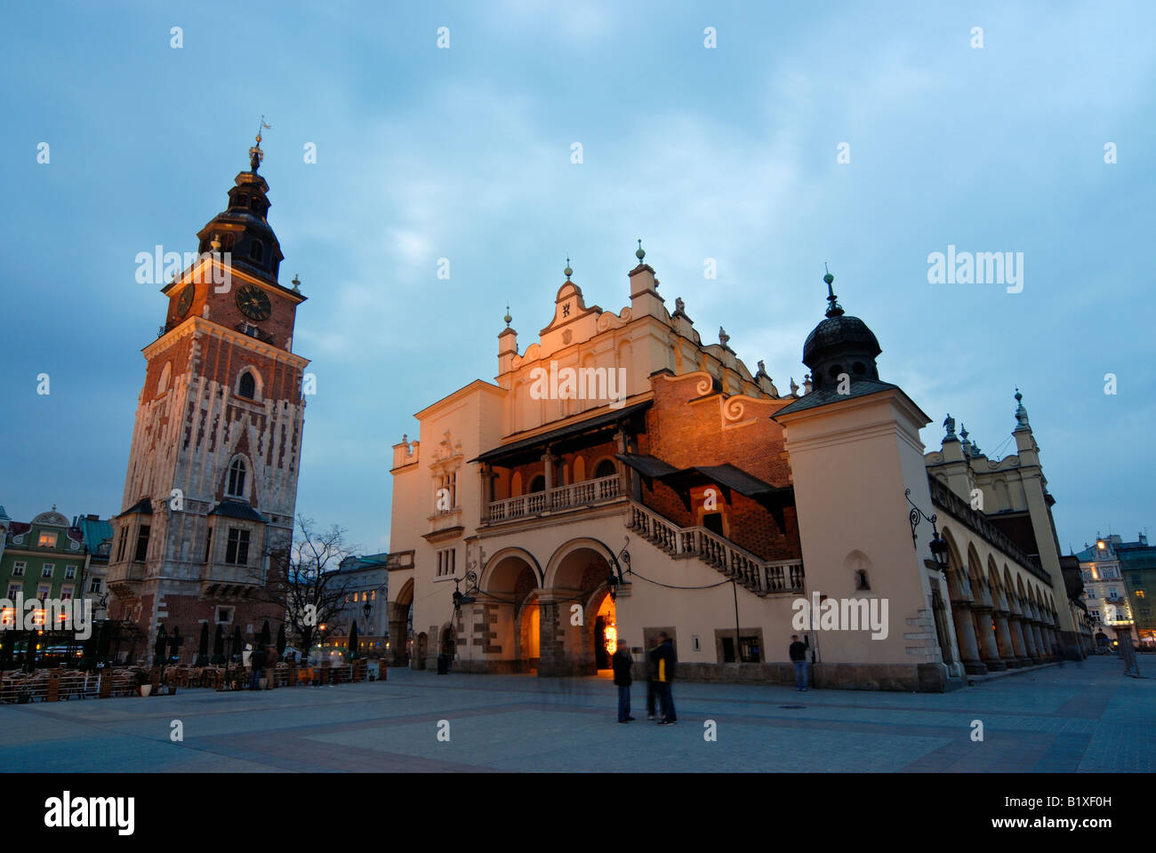 Municipio Torre (Ratusz) e il panno Hall (Sukiennice) sulla Piazza del Mercato Principale (Rynek Glowny) in Cracovia (Cracovia), Polonia Foto Stock