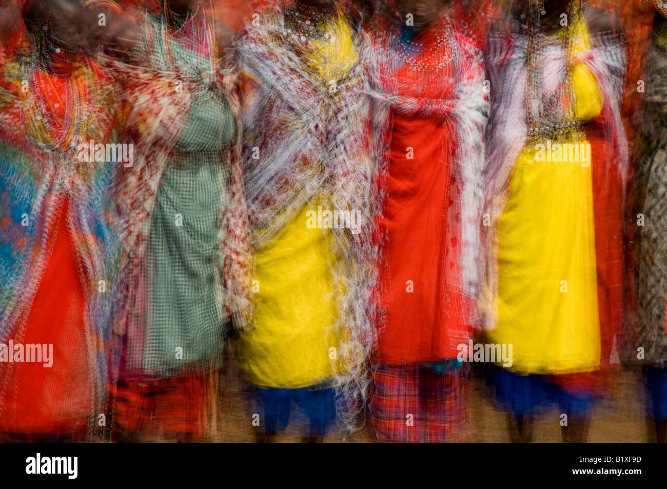 Colorato abito tradizionale delle donne Masai Foto Stock