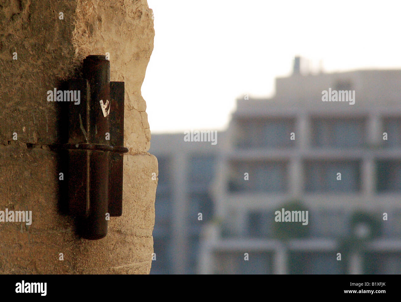 La Mezuzà (tradizionale preghiera ebraica apposto su ogni porta) che adorna la Porta di Jaffa a Gerusalemme la città vecchia. Foto Stock