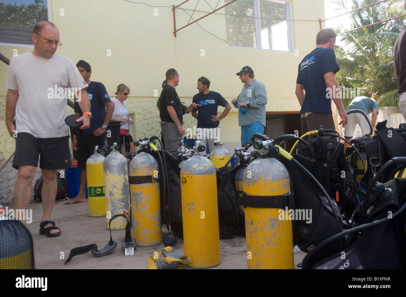 Preparazione per un viaggio sub in un centro immersioni. Tofo, Mozambico. Foto Stock