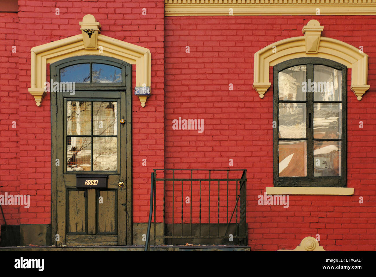 Canada, Montreal, porta anteriore e finestra, casa di riga Foto Stock