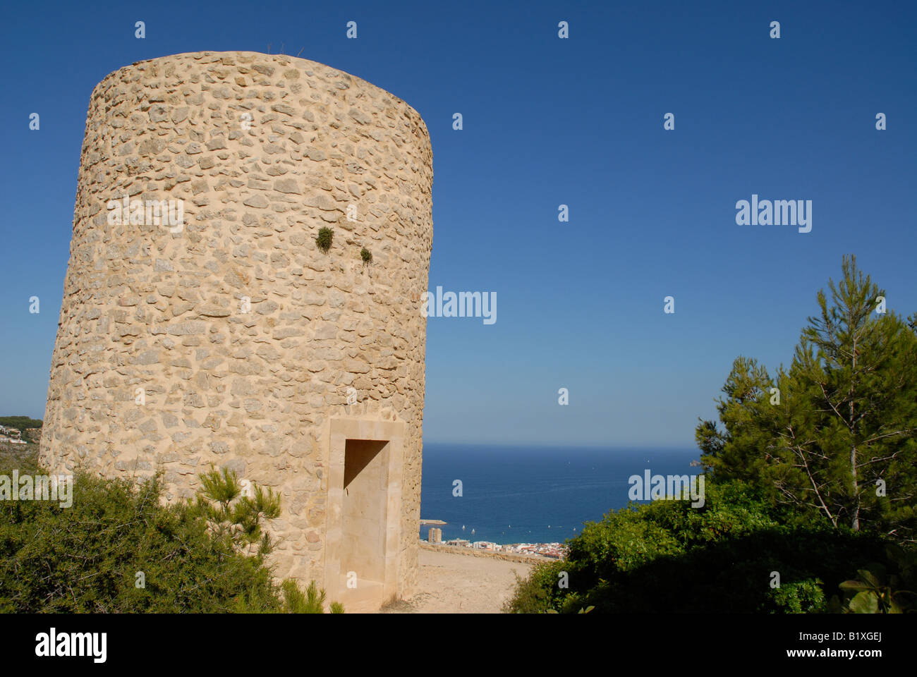 Il mulino a vento restaurato su La Plana, Javea / Xabia, Provincia di Alicante, Comunidad Valenciana, Spagna Foto Stock