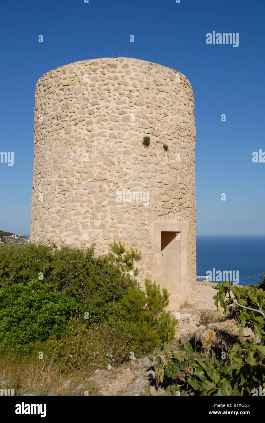 Il mulino a vento restaurato su La Plana, Javea / Xabia, Provincia di Alicante, Comunidad Valenciana, Spagna Foto Stock