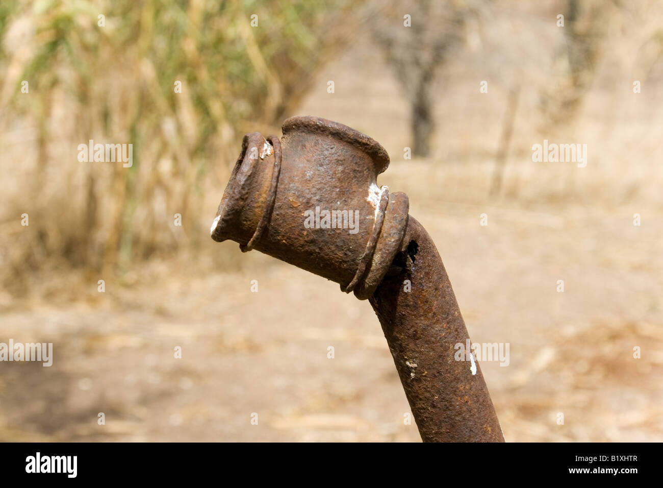 La rottura di un arrugginito tubo acqua Foto Stock