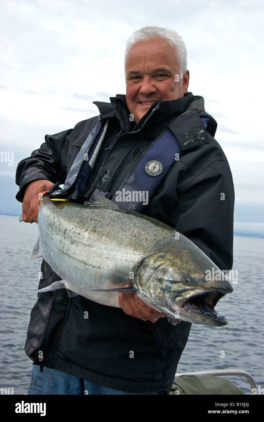 Pescatore maschio azienda fino in Big Trophy British Columbia settentrionale chinook re salmone pesce pescato sport pesca troll Foto Stock