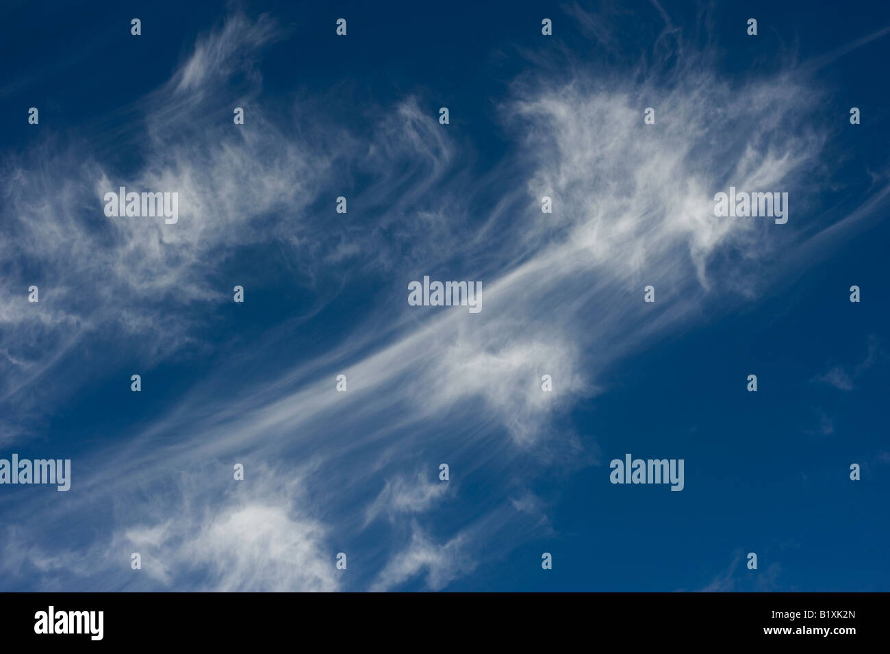 Cirrus nubi in un luminoso cielo blu in Scozia Foto Stock