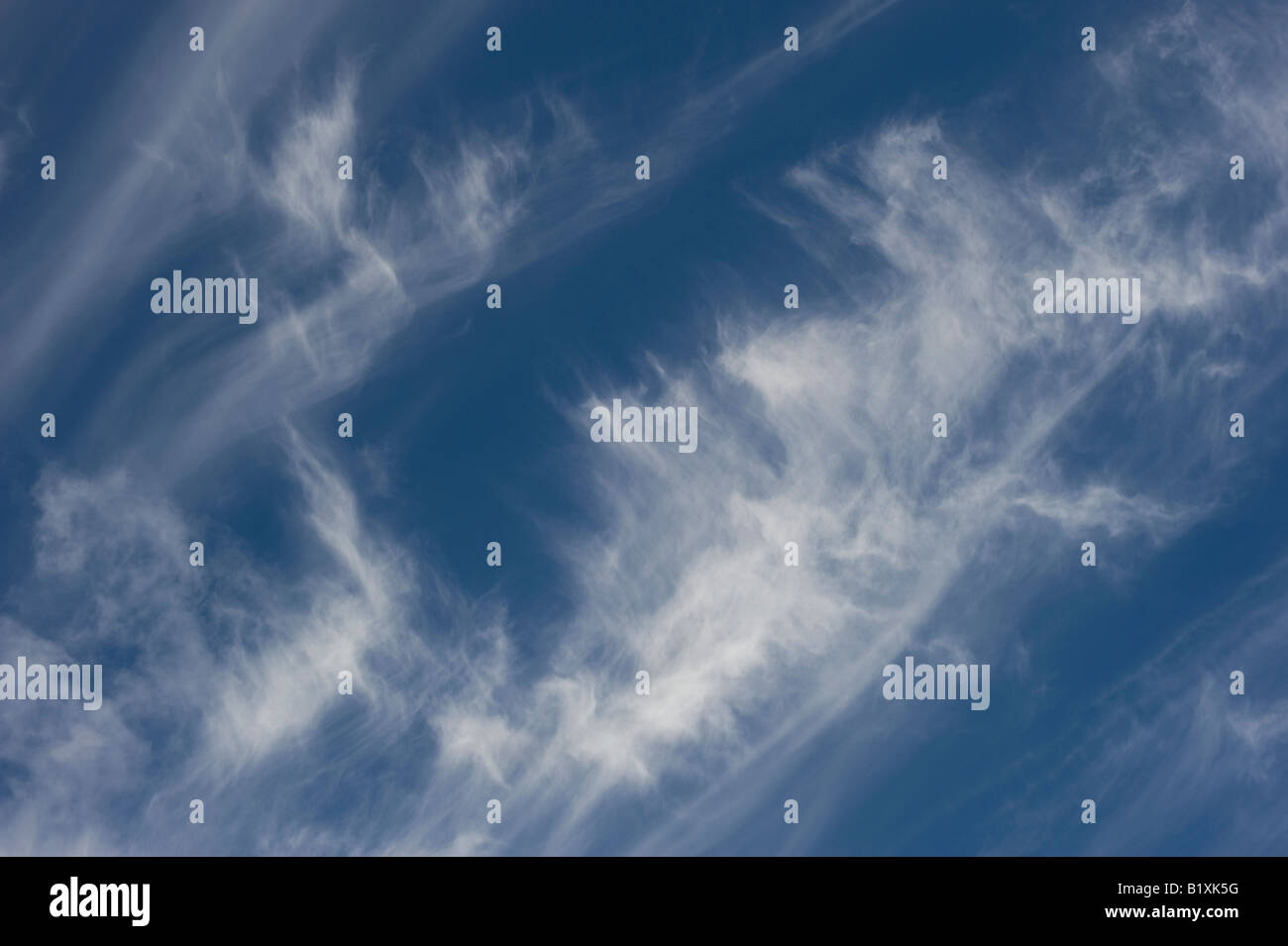 Cirrus nubi in un luminoso cielo blu in Scozia Foto Stock
