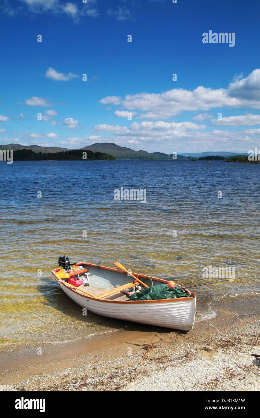 Barca sulle rive di Loch lommond Foto Stock