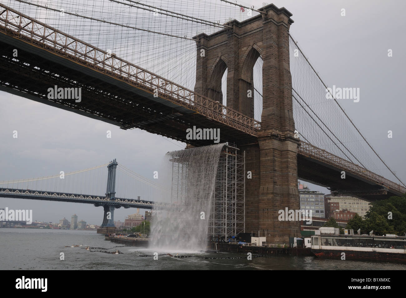 Uno dei quattro cascate che Danish-Icelandic artista Olafur Eliasson installato nel porto di New York come un progetto di arte pubblica. Foto Stock