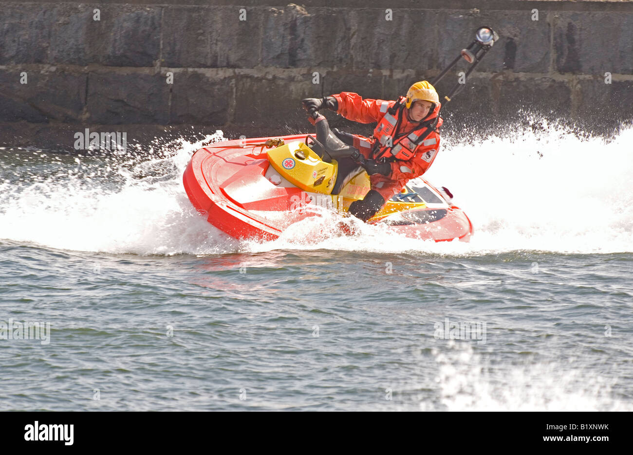 Il salvataggio in mare boatman rides RESCUERUNNER un potente acqua scooter Foto Stock