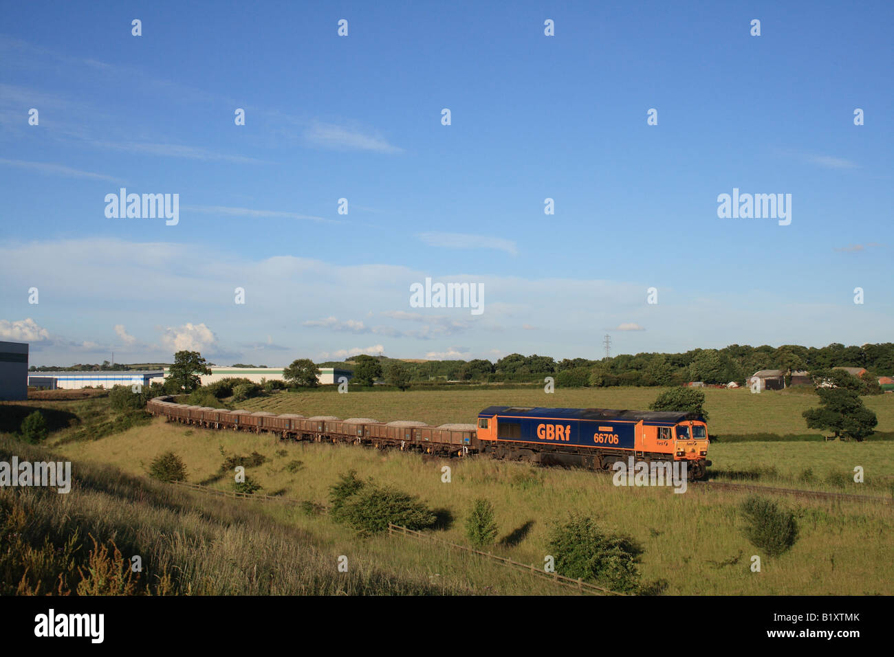 Classe GBRF 66 e pietra treno merci sulla linea di derivazione. Foto Stock