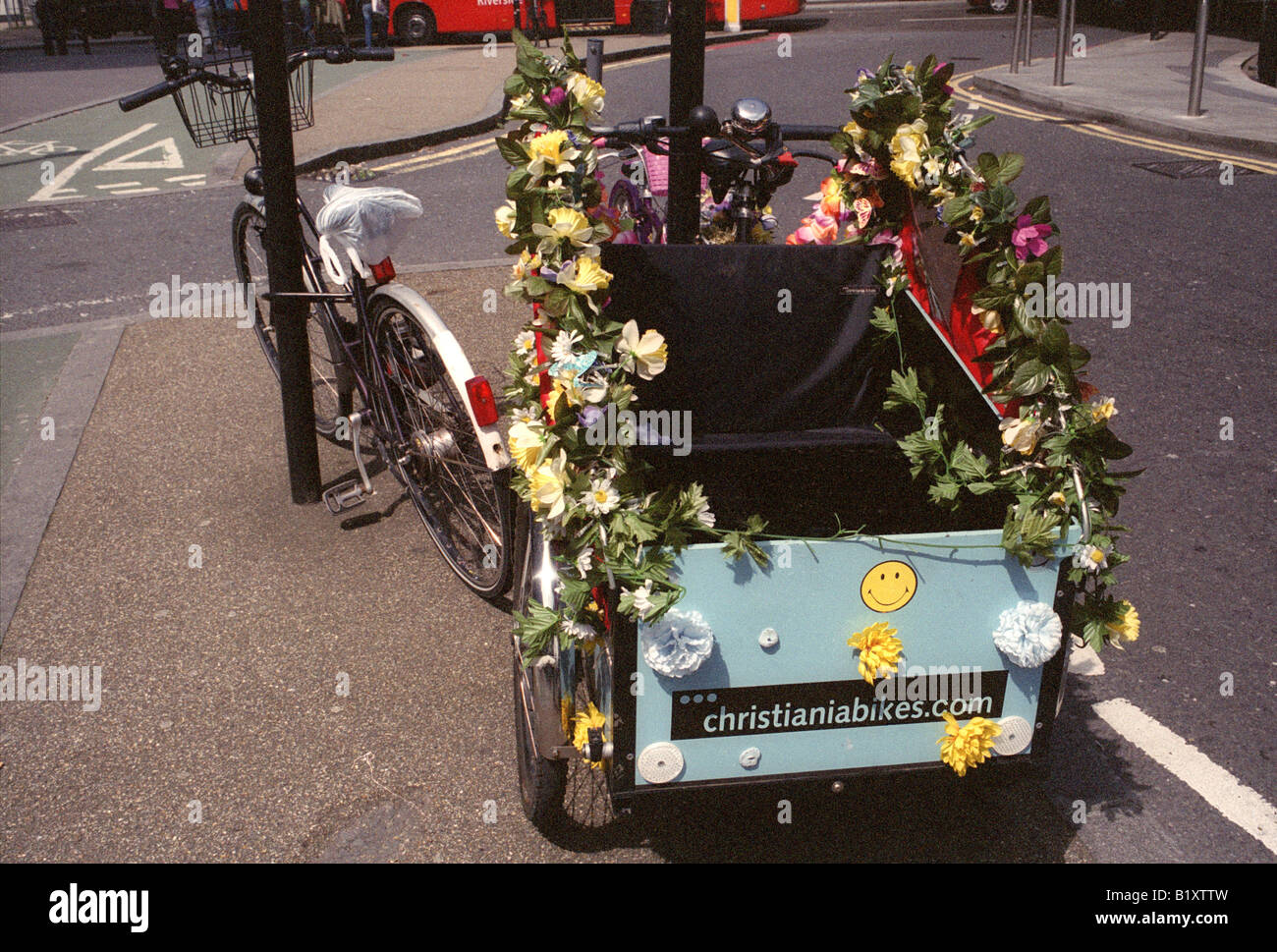 Inghilterra Londra triciclo adornato con fiori christiania bike Foto Stock