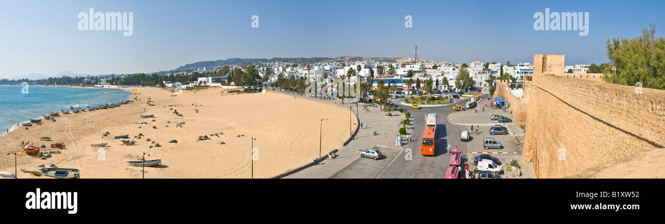 A 4 foto panoramiche di cucitura della spiaggia con barche da pesca accanto alle pareti della Medina nella città di Hammamet, Tunisia. Foto Stock
