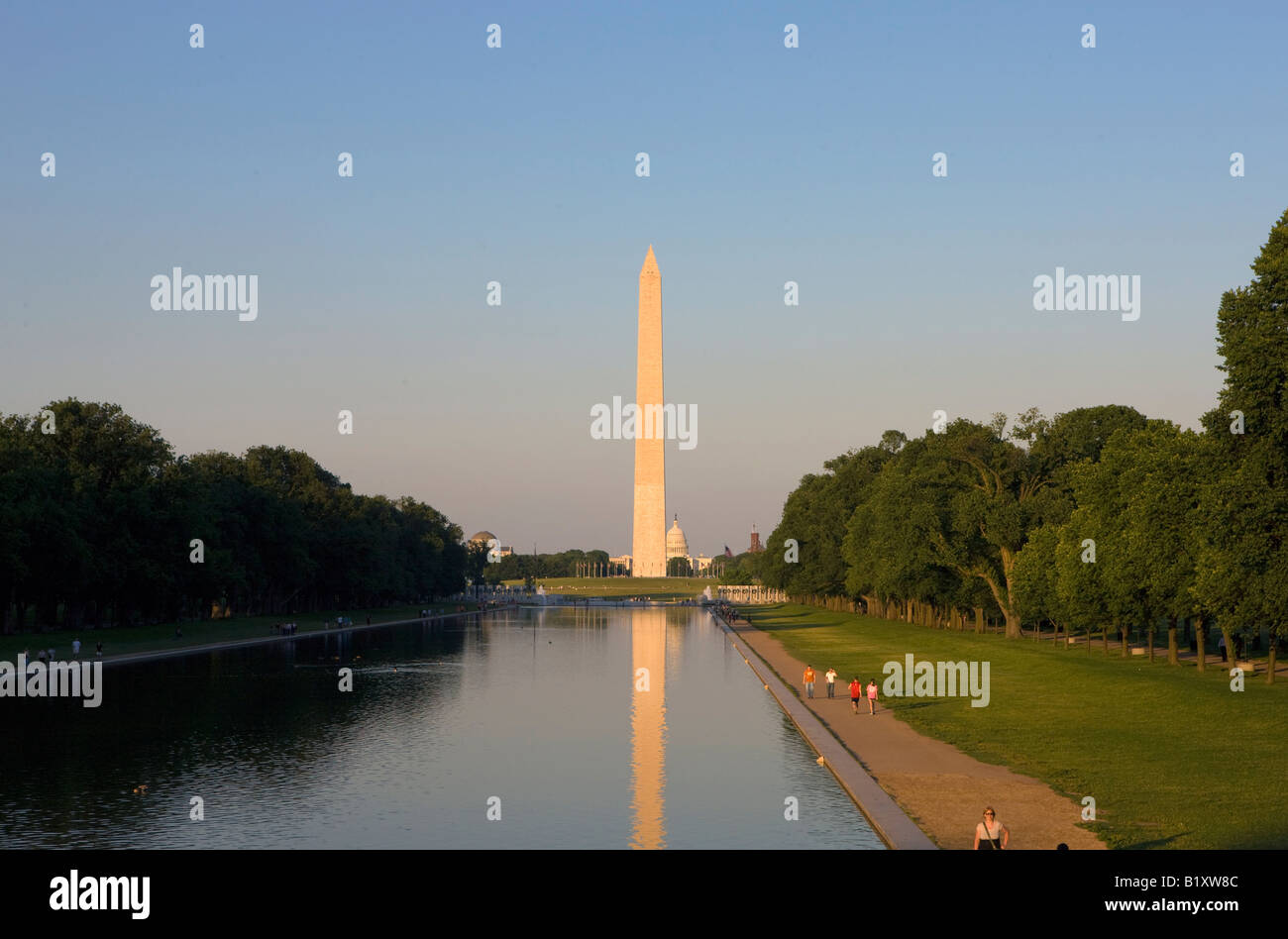 Il Monumento a Washington e riflettendo la piscina al tramonto tramonto National Mall e il Memorial Parks Washington DC, Stati Uniti d'America Foto Stock