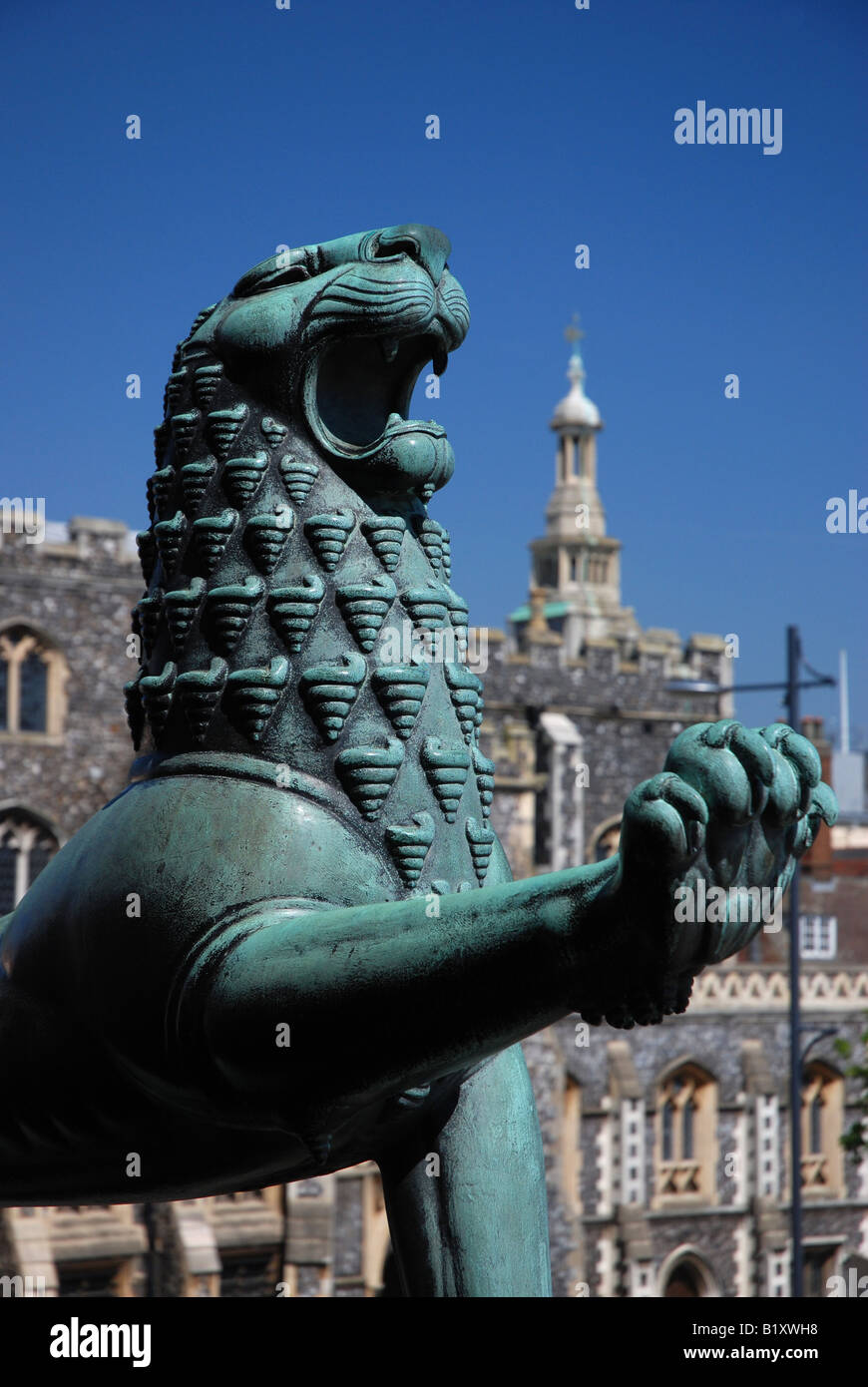 Lion al di fuori di Norwich City Hall con la Guildhall in background Foto Stock