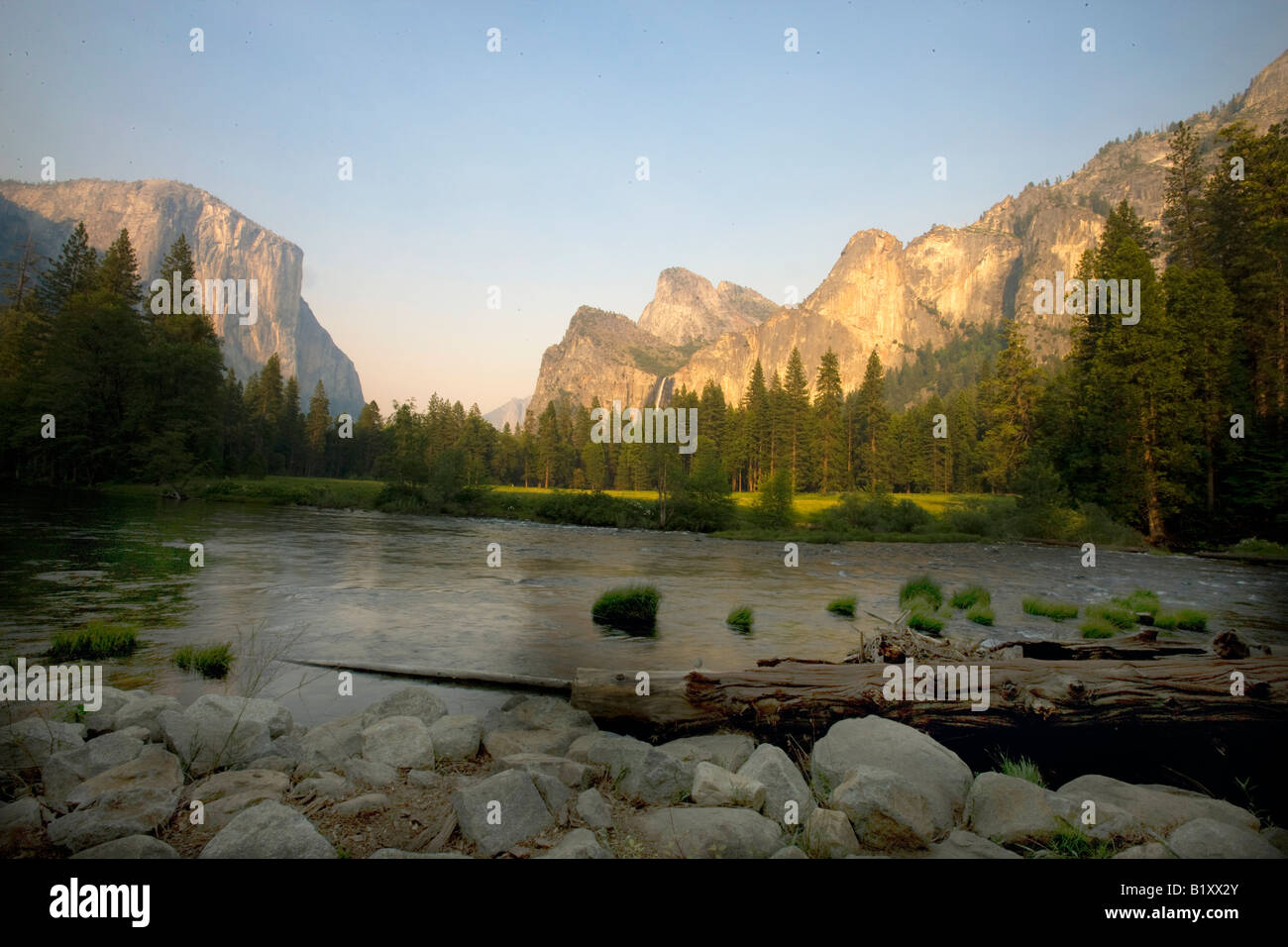 Vista Valle, il fiume Merced scorre di fronte a El Capitan e Cathedral Rocks, Yosemite National Park, California, Stati Uniti d'America. Foto Stock
