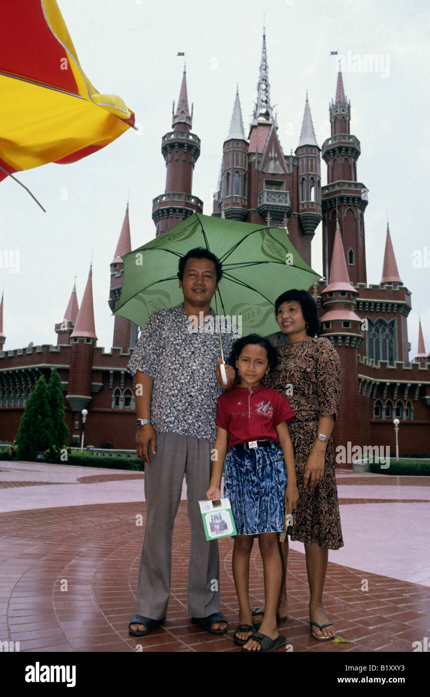 Una famiglia indonesiana a Taman Mini Indonesia s molto propria versione di Disney Land Jakarta Java Foto Stock