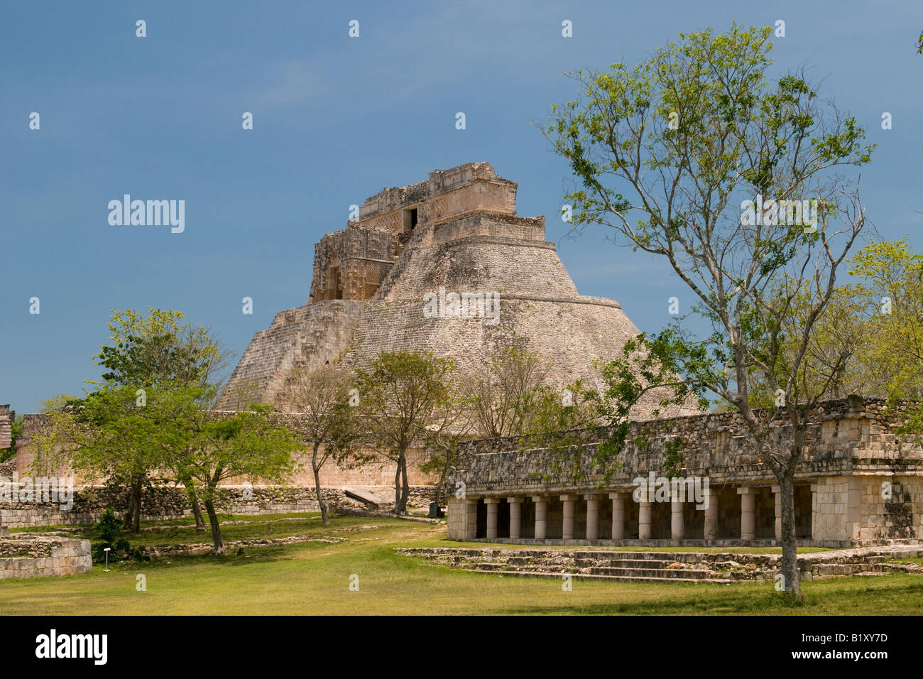 La piramide del mago a le antiche rovine maya di Uxmal Messico Foto Stock