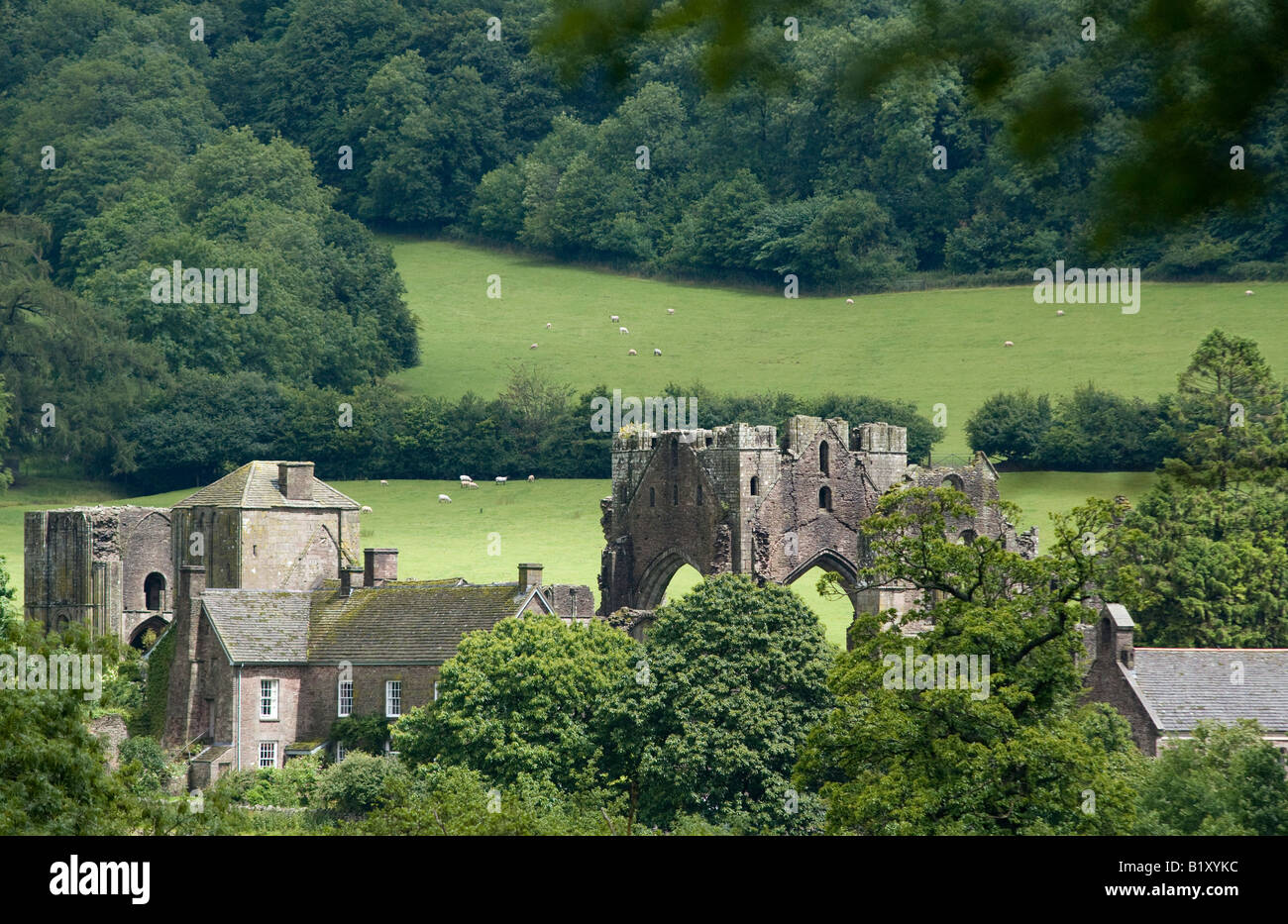 Llanthony Priory dalle colline sopra in montagna nera del Galles Foto Stock