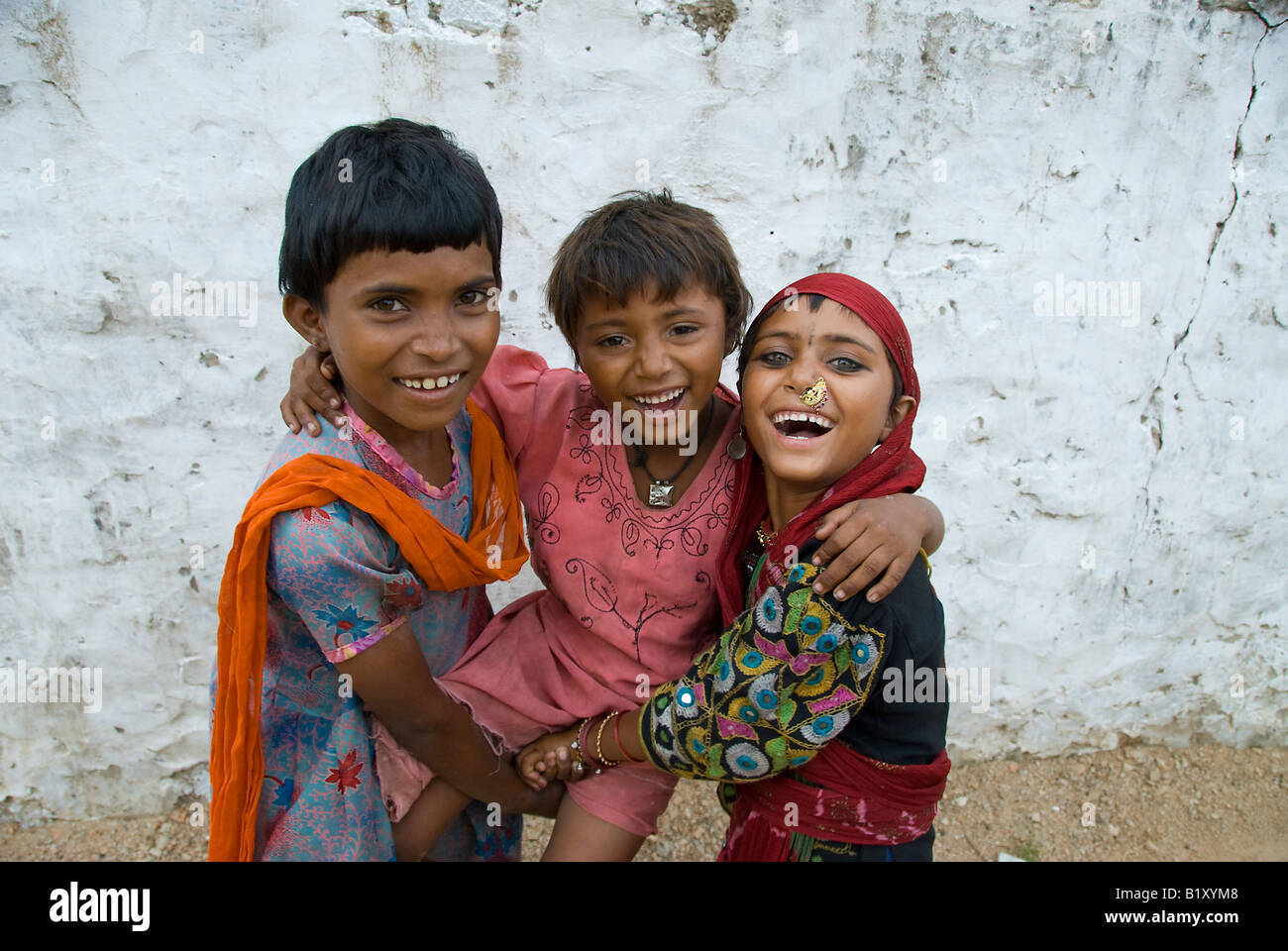 Felice, sorridenti ragazze che indossano tradizionali abiti di Rajasthani, deserto di Thar Rajasthan, India. Foto Stock