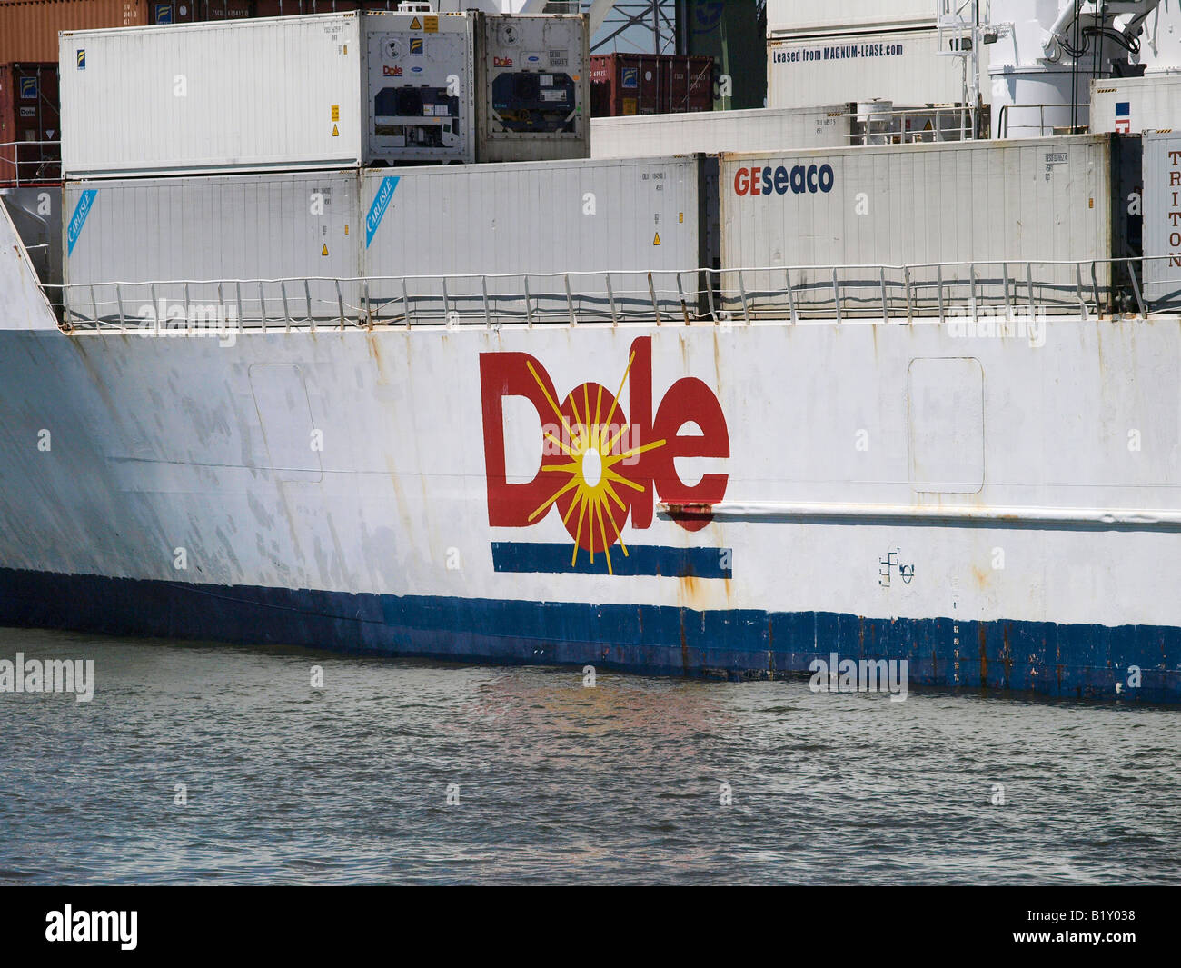 Dole logo sul lato di banane ananas frutta barca nave nel porto di Anversa Fiandre Belgio Foto Stock