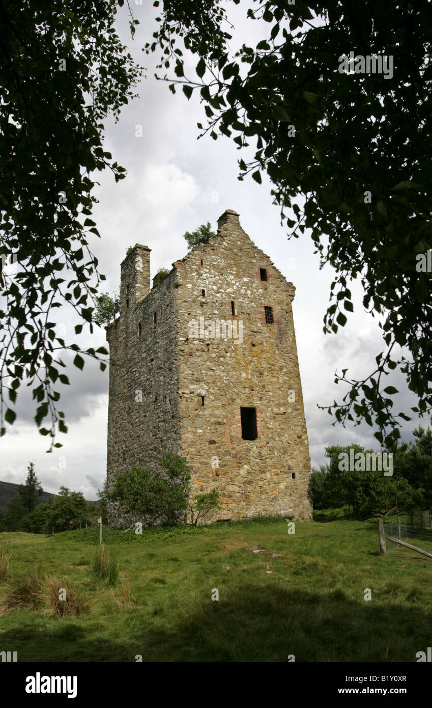 L'imponente torre in pietra di Invermark Castello, oggi una rovina, a Glen Esk, Angus, Scotland, Regno Unito Foto Stock