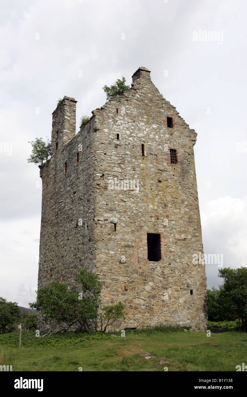 L'imponente torre in pietra di Invermark Castello, oggi una rovina, a Glen Esk, Angus, Scotland, Regno Unito Foto Stock