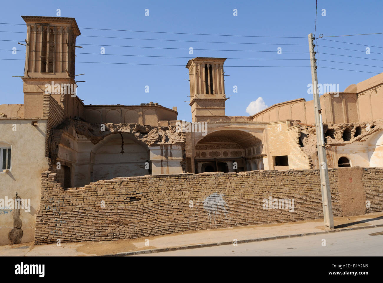 Una vista di due antiche catturatori di vento per essere trovato nel vecchio settore di Yazd Foto Stock